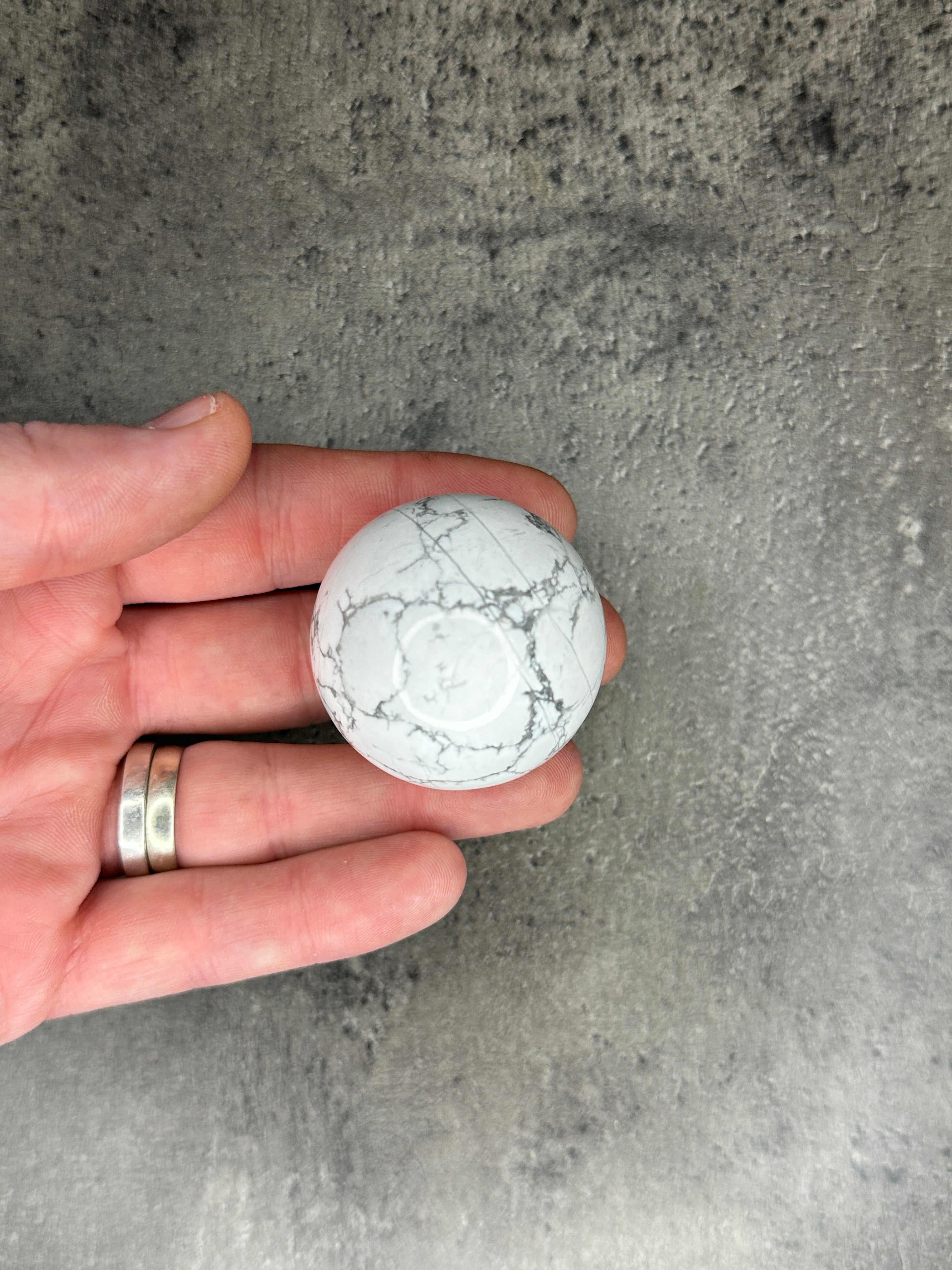 Howlite - Medium sphere